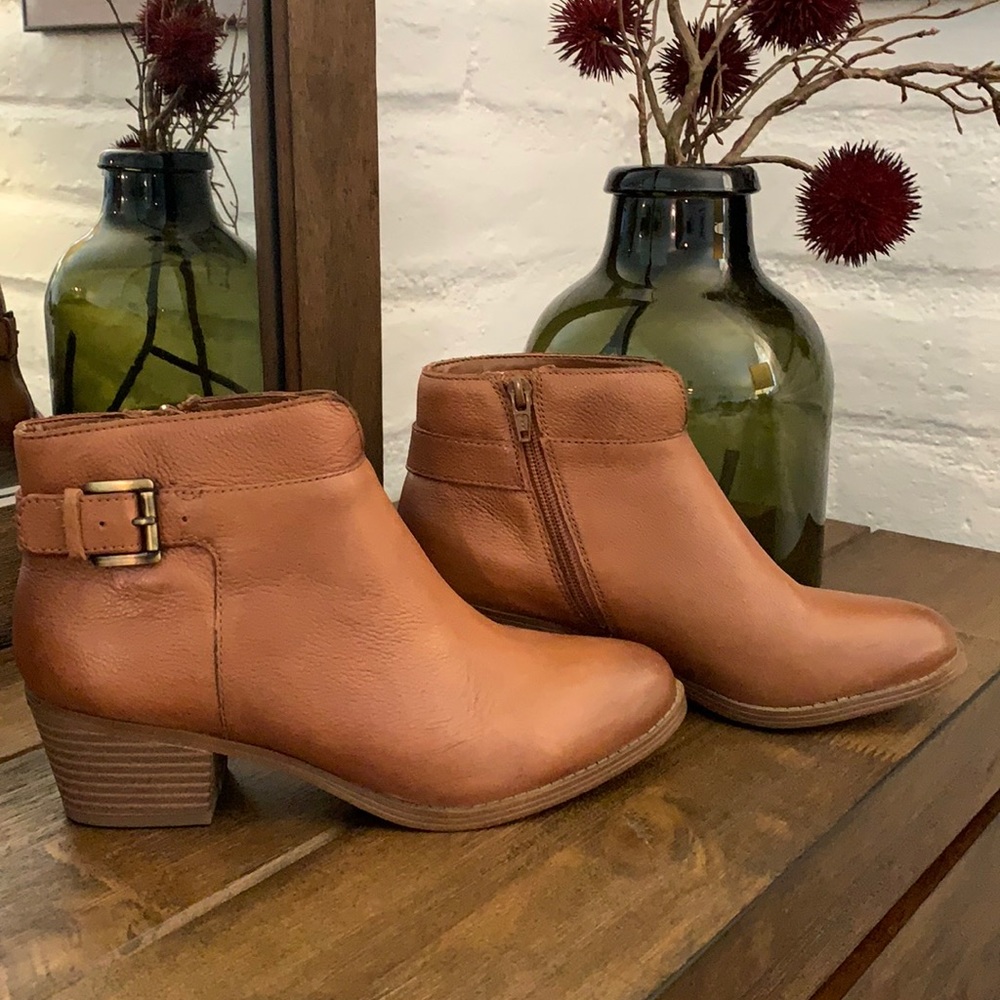 Brown leather Naturalizer brand booties